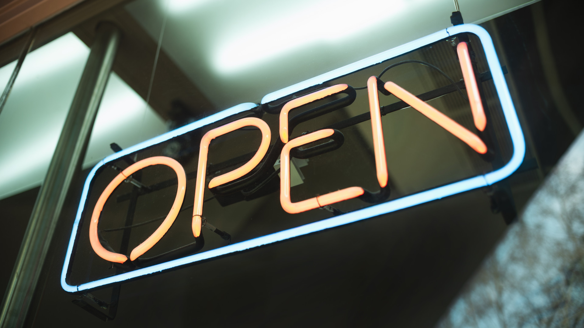 Fabricant d’enseigne pour magasin : expertise sur mesure de la conception à la pose