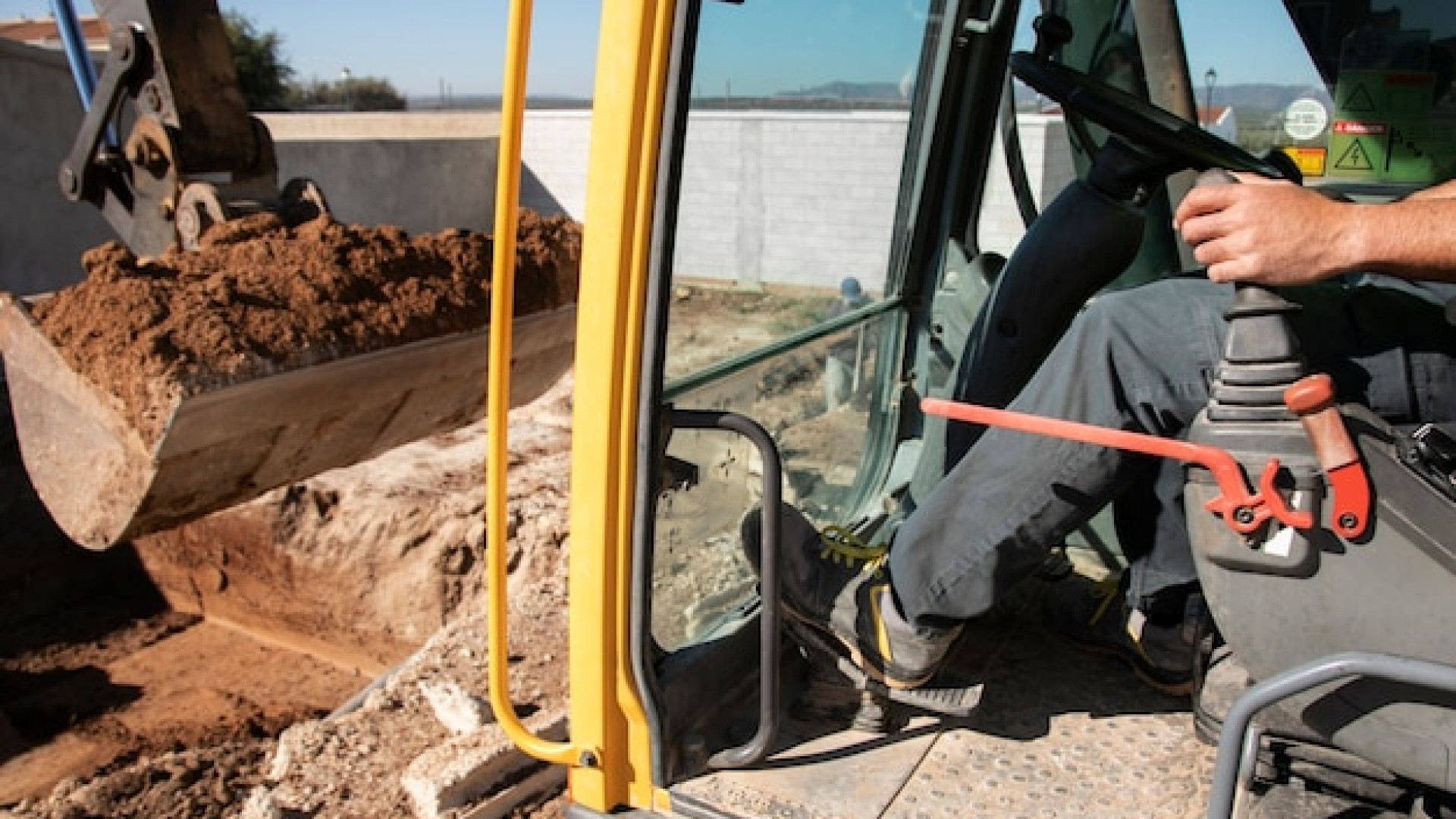 Mini pelle de chantier : l’outil indispensable des travaux de terrassement